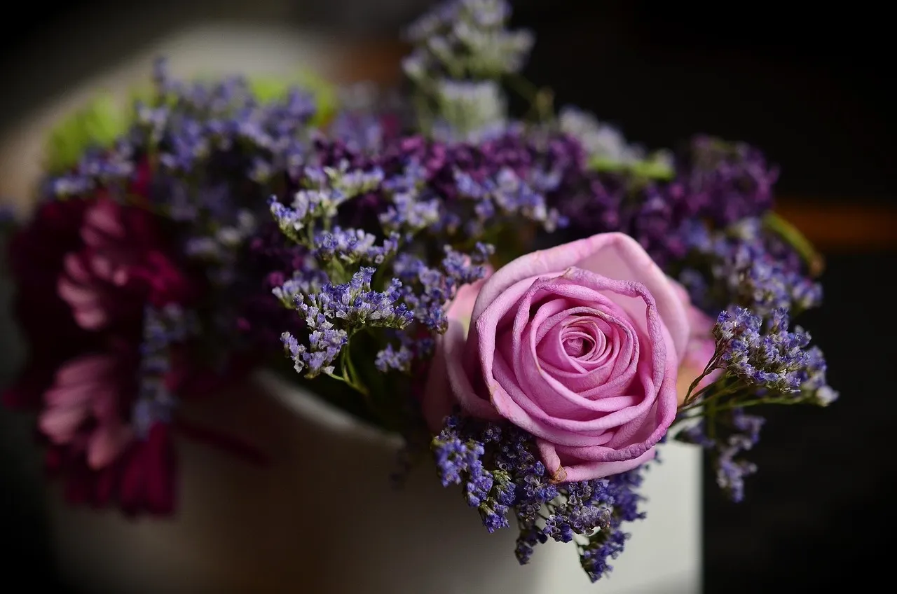 Ramo floral en tonos violetas y blancos