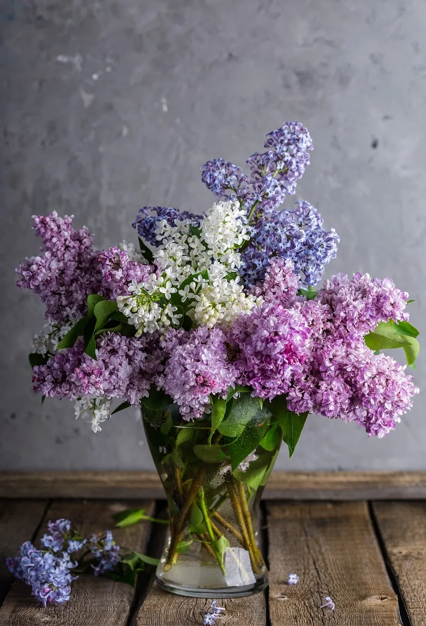 Detalle de un ramo floral en tonos violetas y rosa